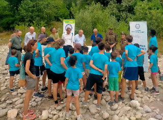 Educazione ambientale e biodiversità: 20mila trote marmorate liberate nel fiume Stura grazie al Parco Fluviale e alla FIPSAS