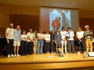Alba celebra i 60 anni del Gruppo Fotografico Albese: una targa per un’eredità di luce, tempo e passione