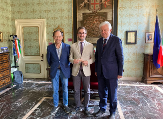 Alba - Il sindaco Alberto Gatto nominato socio onorario dell’Associazione Culturale Giulio Parusso