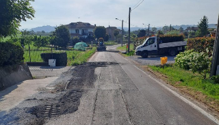 Mondovì - Al via i lavori di bitumatura a Merlo: si chiude il piano asfalti 2024/2025