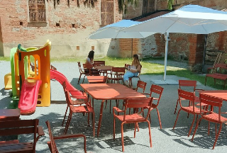 Mondovì - Riqualificato il giardino della Biblioteca Civica con nuove postazioni di studio all’aperto
