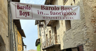 Monforte d’Alba - Successo per l’edizione 2025 di "Barolo Boys... in fuorigioco"