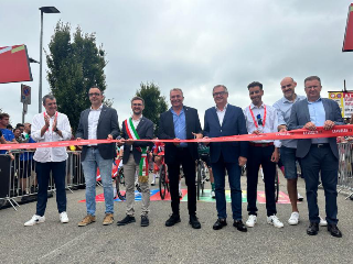 Alba in festa per la Vuelta: partenza della seconda tappa da piazza Medford