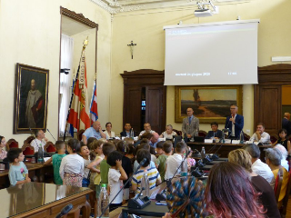 Cuneo - I bambini delle scuole “Fillia” e “Arnaud” aprono il Consiglio Comunale con il canto “Cuneo è la mia città”