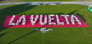 “YO SOY LA VUELTA”: oltre 400 volontari ad Alba per una coreografia dedicata al Giro di Spagna