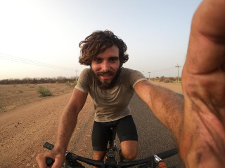 Nuovi Mondi Festival, tra gli ospiti il biker Lorenzo Barone: tra ghiacci e deserti, dieci anni di avventure estreme