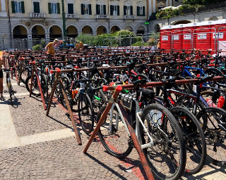 Bike Cure, servizio in crescita alla Granfondo Fausto Coppi: oltre 800 biciclette custodite in piazza Galimberti