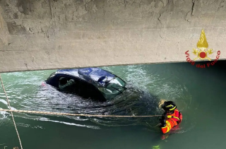 Vignolo - Auto finisce in un canale: tre persone salvate dai Vigili del fuoco